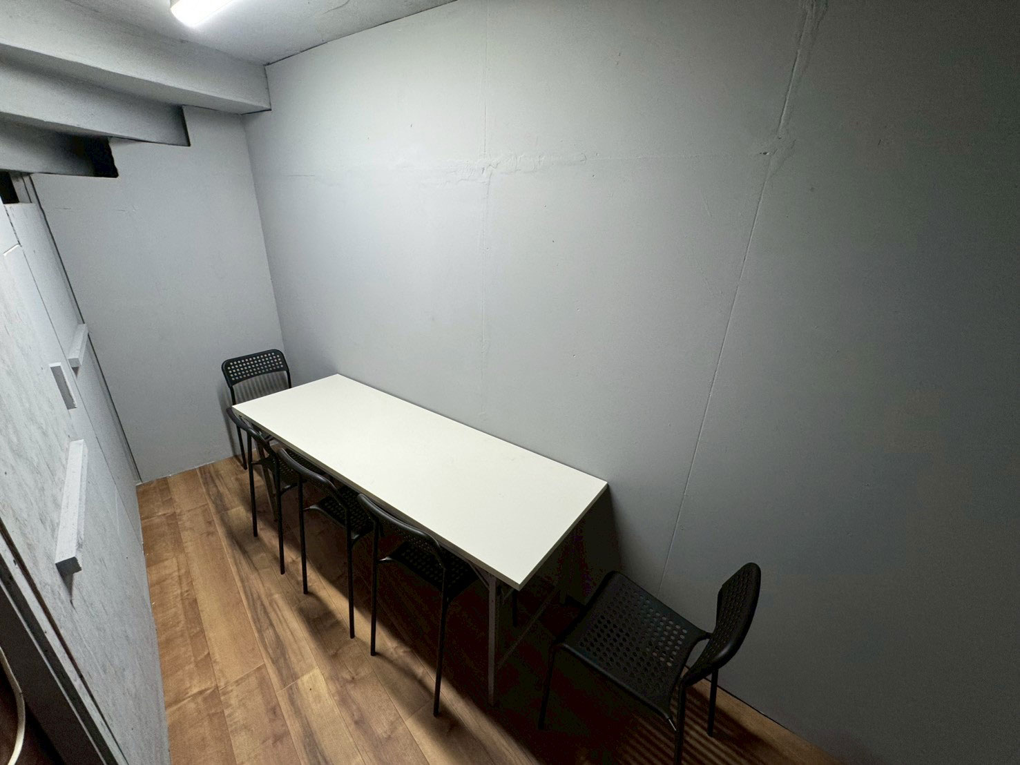 会場後ろにスタッフスペースがあります。