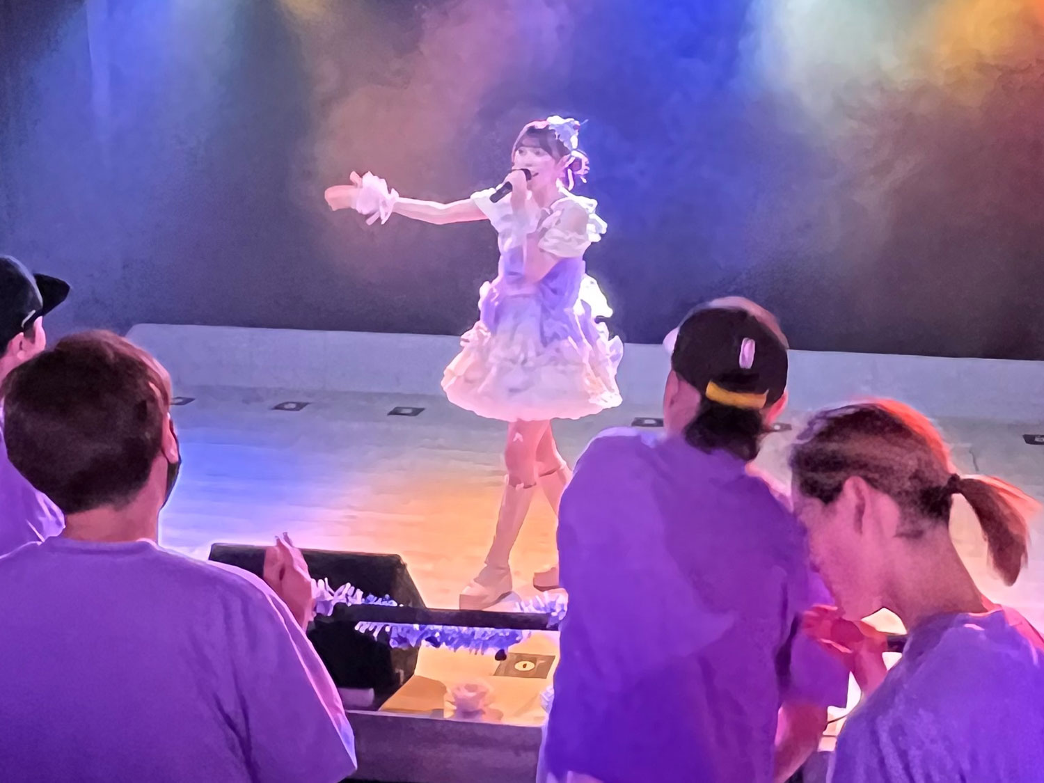 セミナーをする講師が動きやすい広さのステージがあるイベントスペース