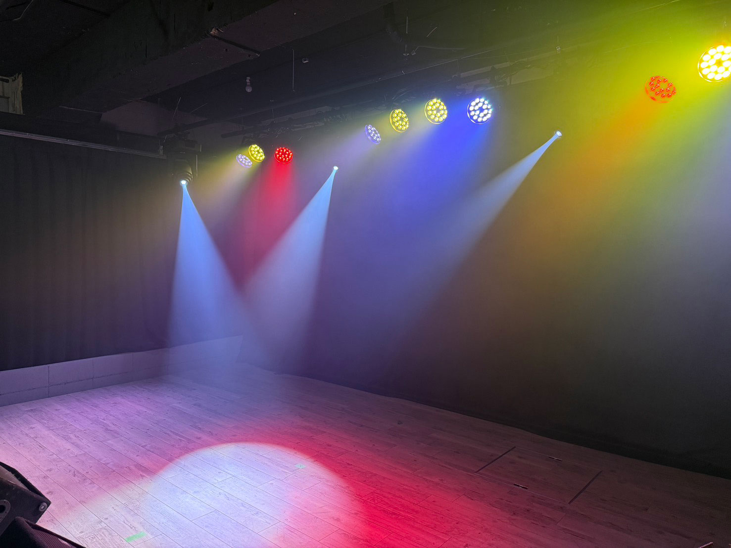 LEDモニターを使って演技の様子をチェック