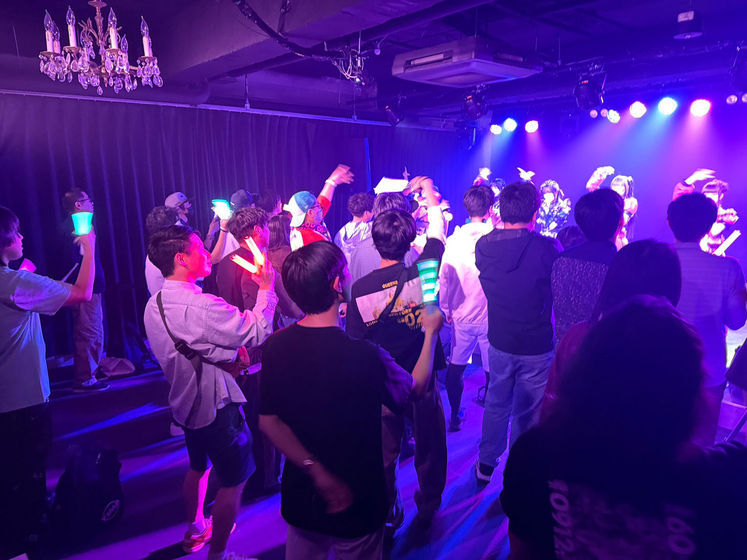 お笑いライブ中の照明・音響はお任せください。