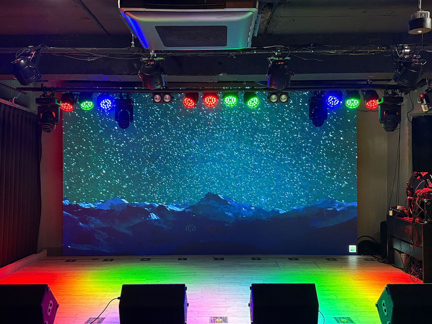 LEDモニターを使って映像を流せます。