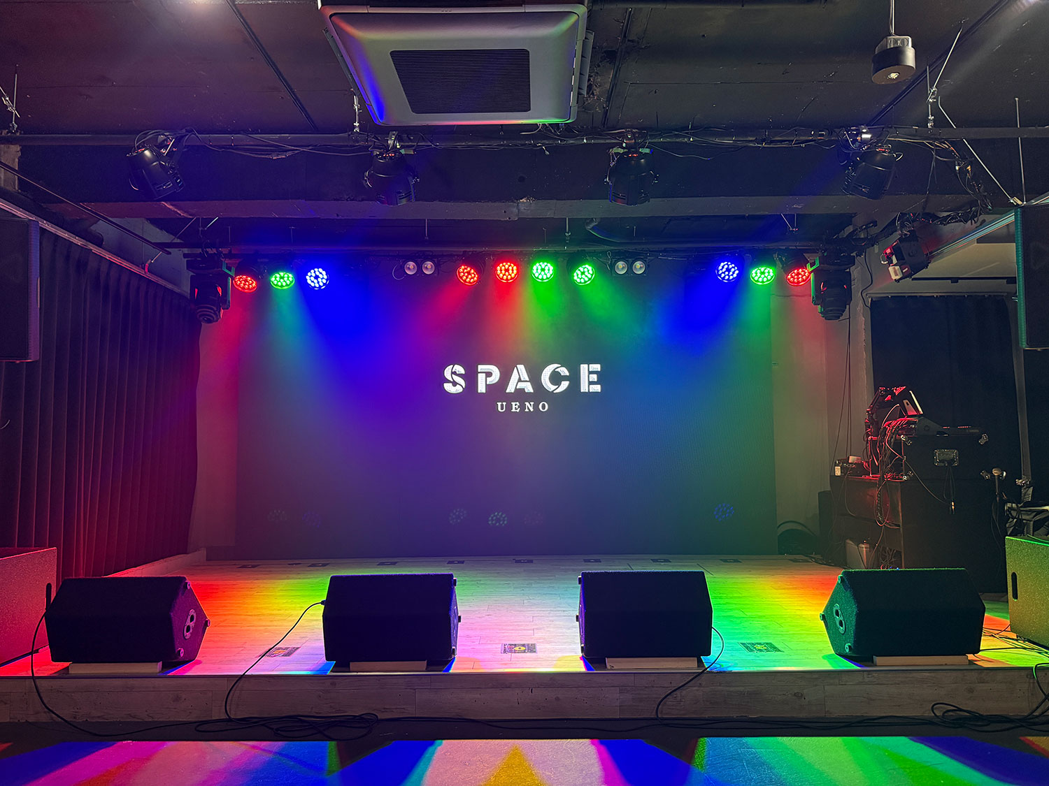 ステージと照明で演出が可能なレンタルスペース