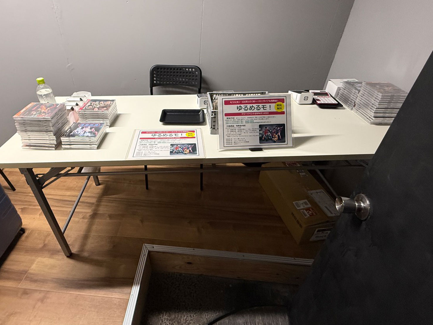 作品の展示会場には控室があるので、商談ルームとしてご利用いただけます。